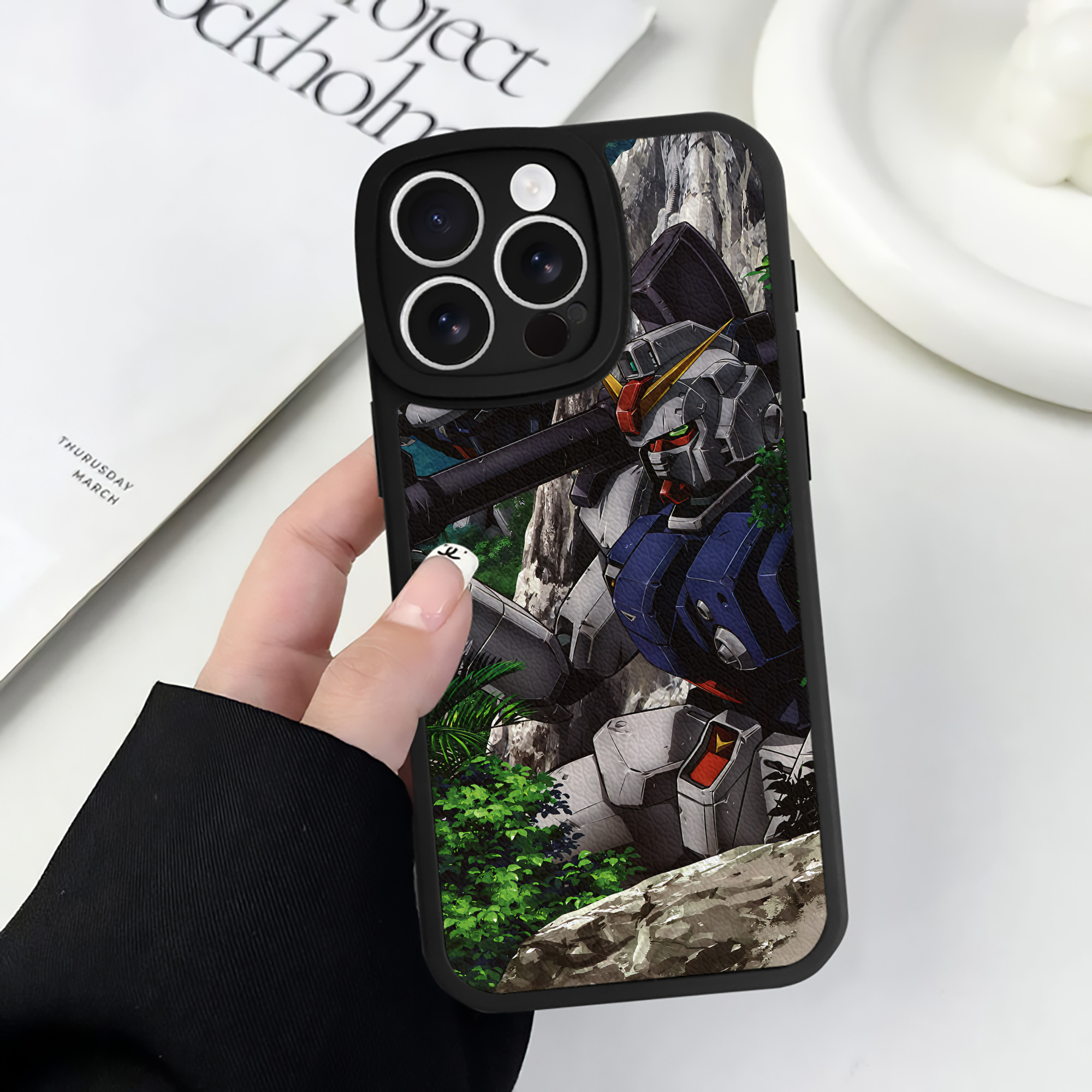 （画像用） 機動戦士ガンダム Mobile Suit Gundam 【iPhone 16シリーズ対応】シリコンスマホケース（レザー調） 材質：シリコン